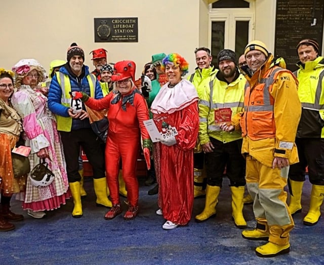 Criccieth drama group raise money for RNLI