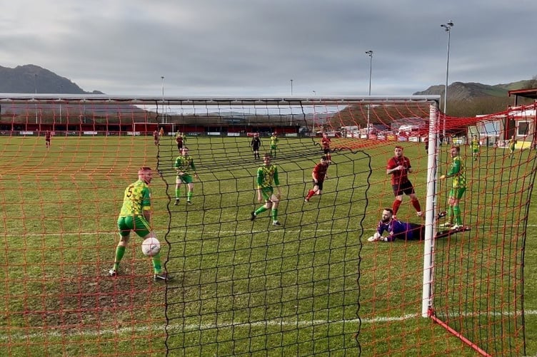 Jamie Jones scores his first goal for Porthmadog (Photo: TeleduPort)