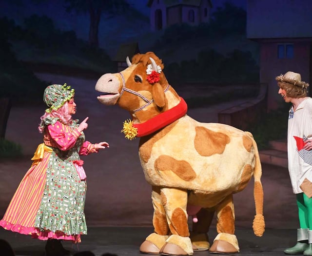 Aberdyfi's anniversary pantomime ends on a high - oh yes it does!