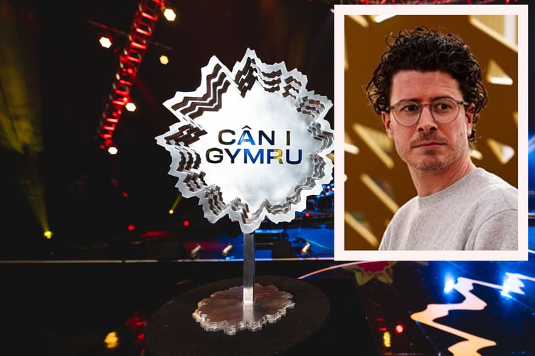 Y cerddor Osian Huw Williams yw cadeirydd panel y beirniaid 