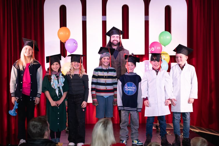 Cystadleuwyr yr Academi Gomedi gyda Steffan Alun