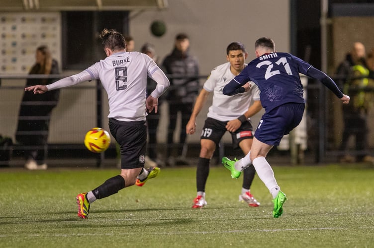 BALA, WALES - 21ST FEBRUARY 2025: The New Saints' Leo Smith shoots towards goal during the JD Cymru Premier fixture between Bala Town and The New Saints at Maes Tegid, Bala. 21st of February, Bala, Wales (Pic by Nik Mesney/FAW)
