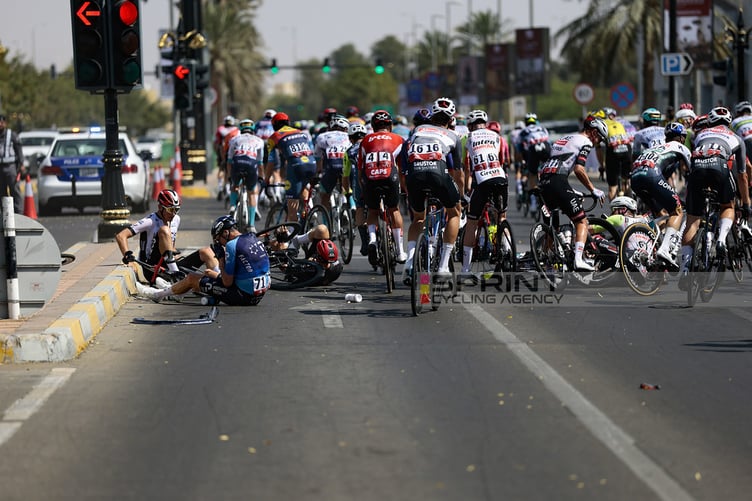 UAE Tour 2025 - 7th Edition - 7th stage Al Ain Hazza Bin Zayed Stadium - Jebel Hafeet 176km - 23/02/2025 - Peloton - Crash - Chris Froome (GBR - Israel - Premier Tech) - Arvid De Kleijn (NED Tudor Pro Cycling Team) - Joshua Tarling (GBR - INEOS Grenadiers) - Niklas Behrens (GER Team Visma - Lease a Bike) - photo Luca Bettini/SprintCyclingAgency©2025