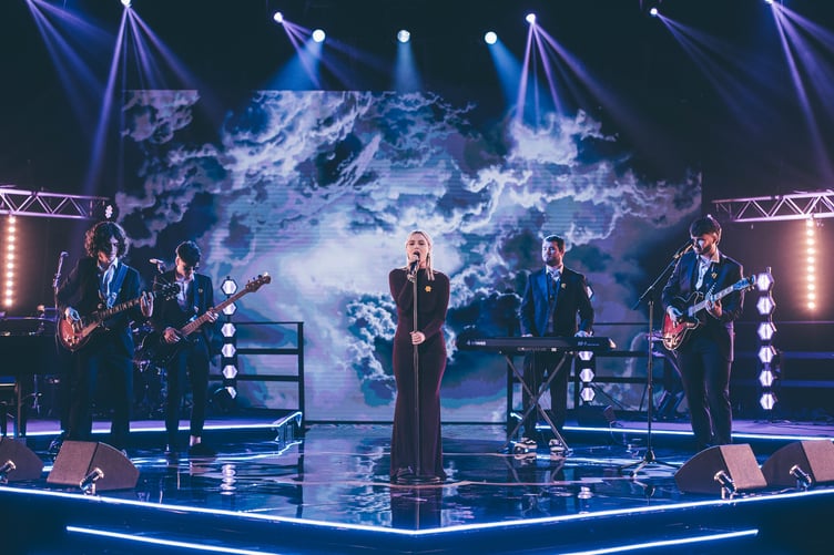 Dros Dro yn perfformio Troseddwr yr Awr