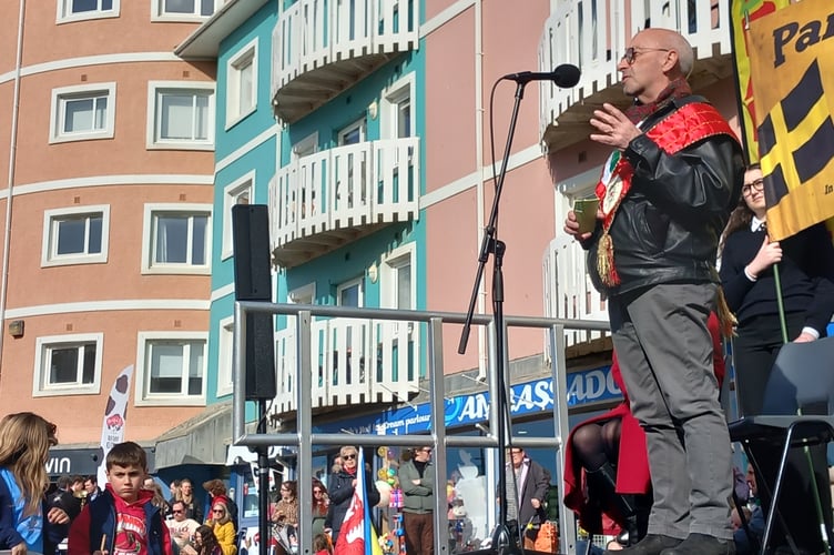 The annual Parêd Gwyl Dewi started at 1pm, led by Cwmni Theatr Arad Goch founder, Jeremy Turner, who also spoke at the event. Photo: Julie McNicholls Vale