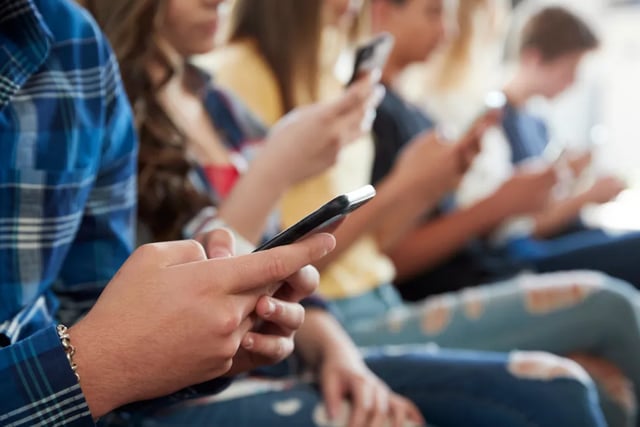 Senedd warns “something must be done” with smartphones in classrooms