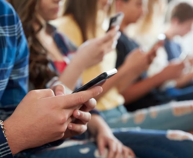 Senedd warns “something must be done” with smartphones in classrooms