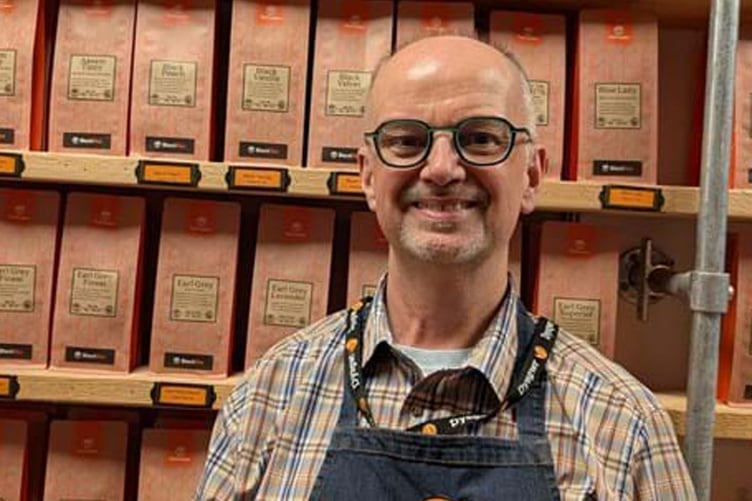 Cafodd Paul Raven ei eni yn Aberystwyth