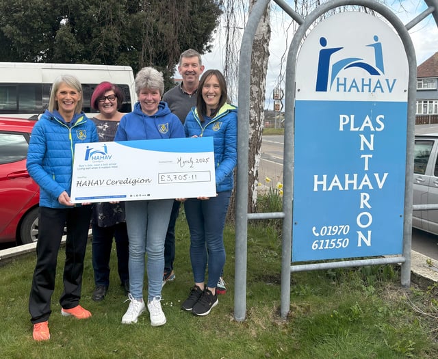 Aberystwyth 10k donates £3,705 to hospice charity