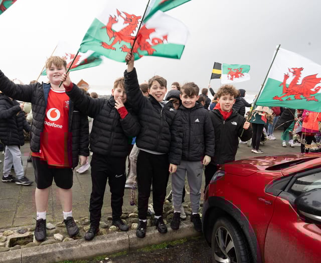 Tywyn children celebrate St David with vibrant parade