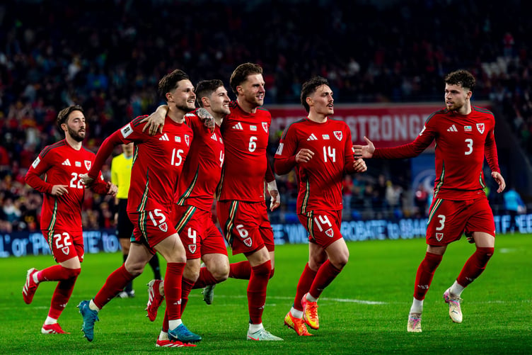 Celebrations after Ben Davies regains the lead for Cymru