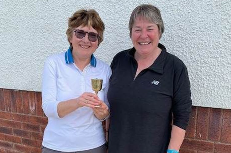 Captain Helen presenting the Horton Cup to the winner Barbara Flanagan