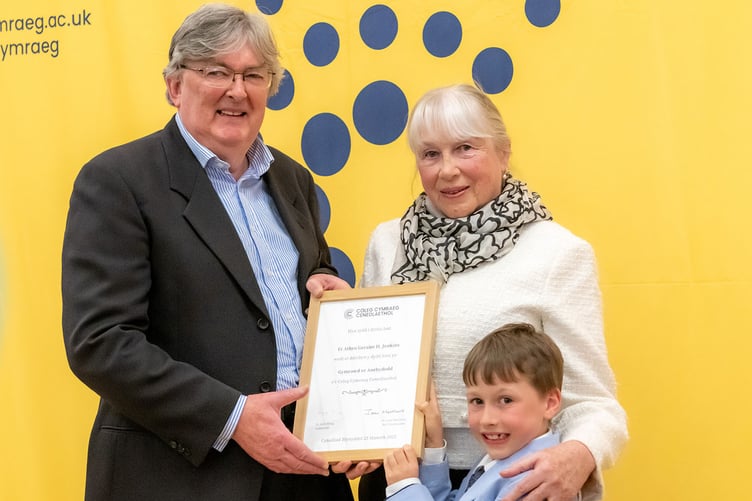 Teulu’r Athro Geraint H. Jenkins yn derbyn dystysgrif er cof amdano