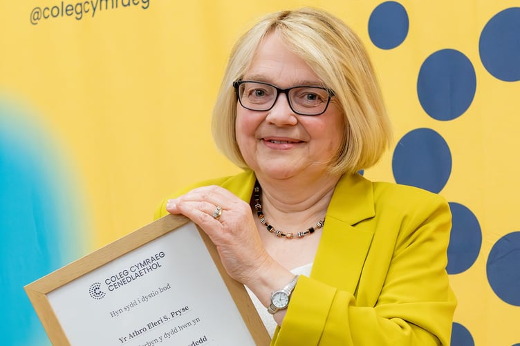 Yr Athro Emeritws Eleri Pryse yn derbyn ei thystysgrif am gyfraniad oes i addysg cyfrwng Cymraeg