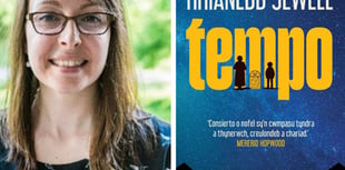 Nofel gyntaf Rhiannedd Jewell wedi ei hysgrifennu ar ffôn