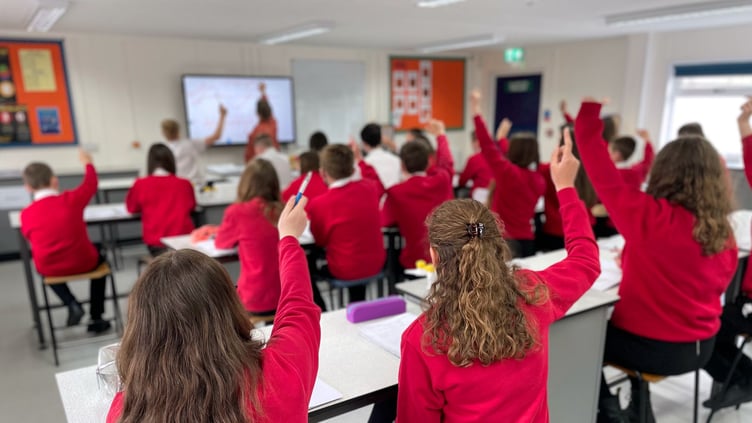 Welsh Government plans to set aside £900,000 in grants to increase Welsh-speaking teachers and teaching assistants