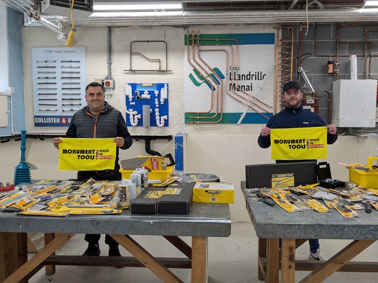 Grŵp Llandrillo Menai plumbing apprentices Oleksandr Dobrohorskyi and Daniel Carver with equipment they won as a bursary from Monument Tools