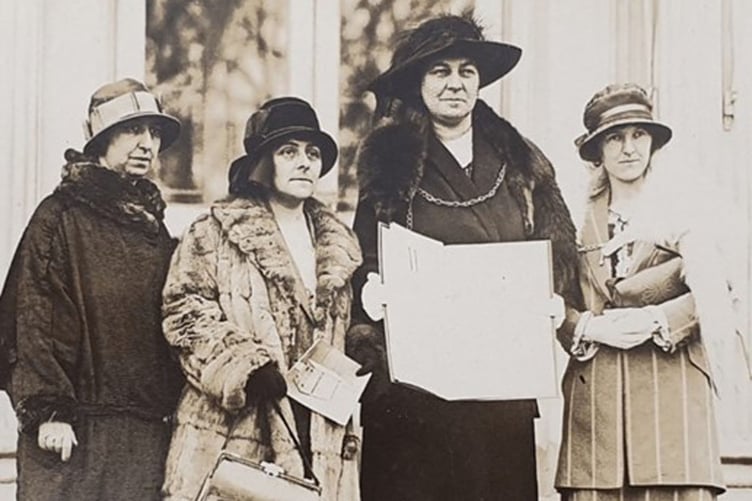 Dirprwyaeth Apêl Heddwch Merched i America yn y Tŷ Gwyn, yn cyflwyno 'Cofeb Heddwch Merched Cymru' i Arlywydd yr Unol Daleithiau Coolidge, 21 Chwefror 1924. (chwith i dde-R) Gladys Thomas, Mary Ellis, Annie Hughes Griffiths ac Elined Prys