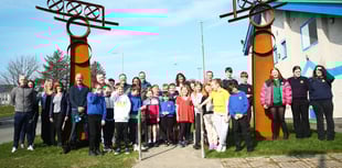 Celf Penygroes yn cysylltu cymuned i'w hanes a threftadaeth llechi