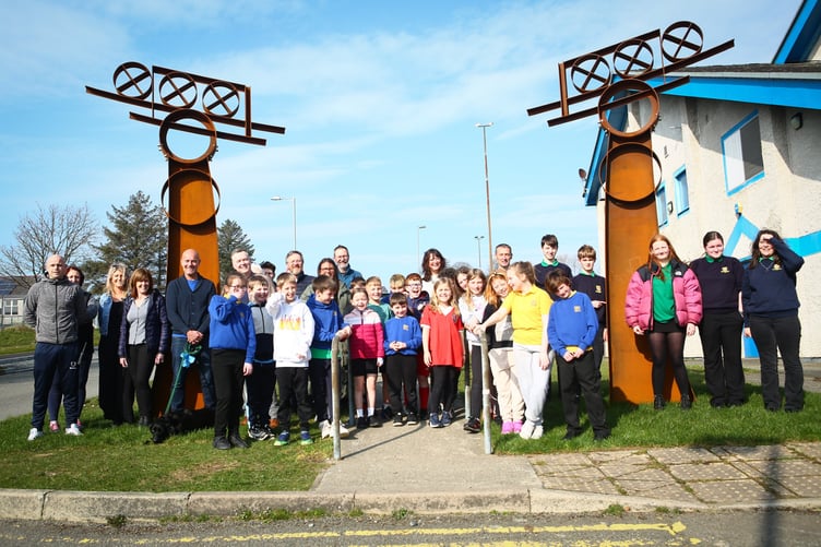 Aelodau’r gymuned a disgyblion Ysgol Dyffryn Nantlle ac Ysgol Bro Lleu gyda’r artist Angharad Pearce Jones a’i cherfluniau.