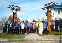 Celf Penygroes yn cysylltu cymuned i'w hanes a threftadaeth llechi