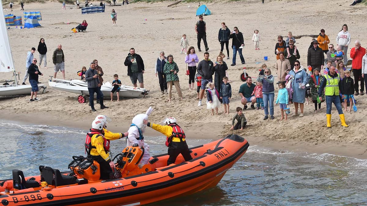 Dramatic Easter Bunny 'rescue' raises money for RNLI | cambrian-news.co.uk
