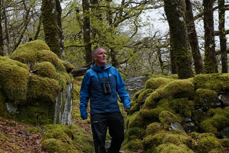 Mae gan Gymru gynefinoedd arbennig, meddai Iolo