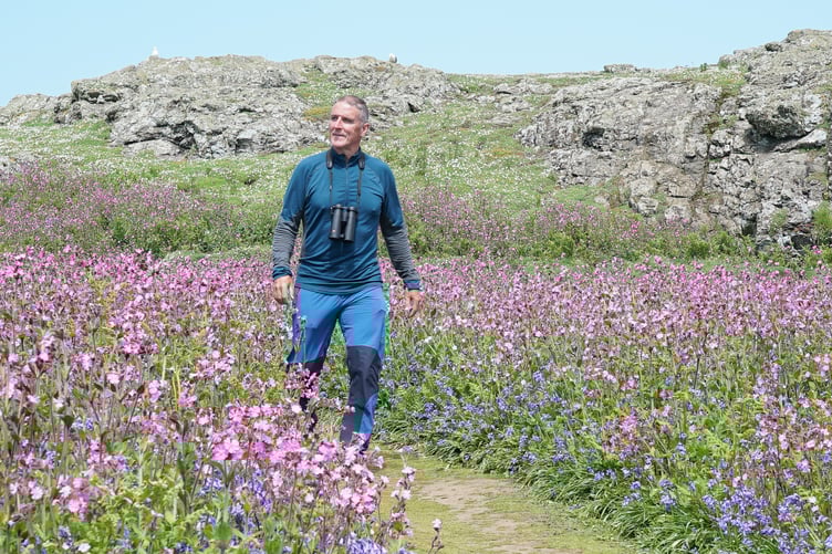 Mae Iolo'n 'poeni’n fawr' am ddyfodol rhywogaethau