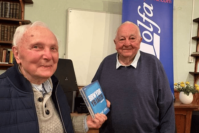 Geraint Jones ac Emyr Llywelyn yn lansiad y gyfrol