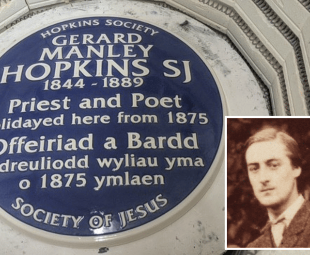Blue plaque honour for Hopkins in Barmouth