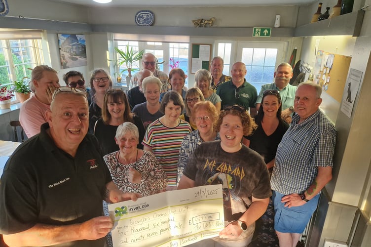 Monthly pub quiz and fortnightly bingo sessions at the Welsh Black in Bow Street, along with a generous donation from the Bank of Santander, helped raise nearly £4,700 for Bronglais Hospital.