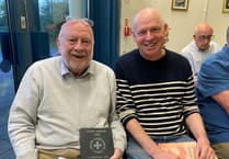 Gwobr i Lyn Ebenezer yn cydnabod cyfraniad 'na chafwyd ei debyg' i’r byd llyfrau