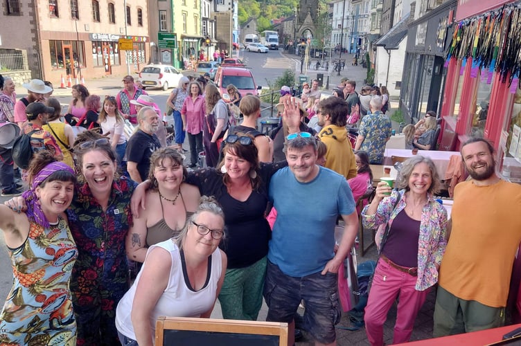 The Machynlleth Fringe raised over £2,500 for local causes including Gŵyl y Pethau Bychain, Clwb Celfau Bont Arts Club, Ieuenctid Machynlleth Youth Club and Radio Dyfi