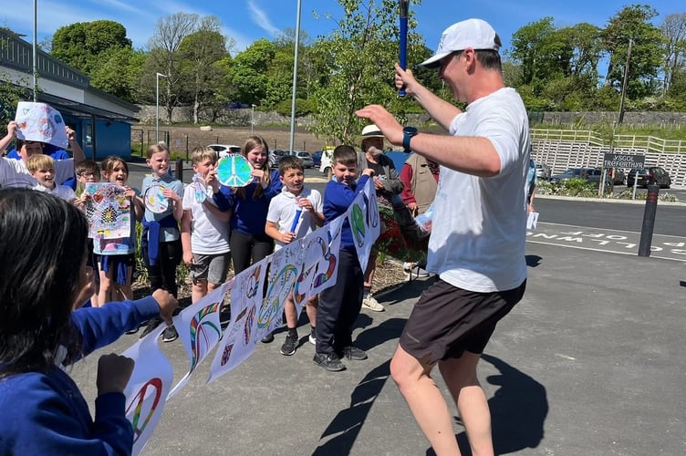 The runners were welcomed by members of Criccieth Town Council and the teachers and children of Ysgol Treferthyr
