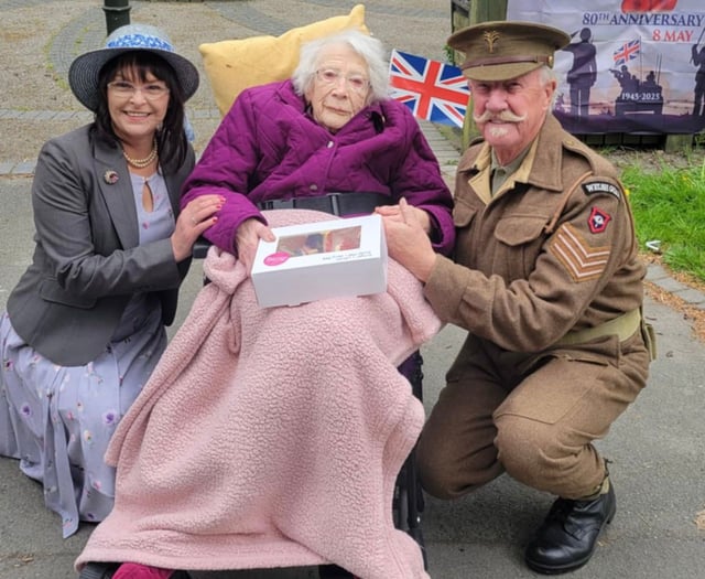 Mid Wales shopkeeper hosts picnic to mark VE Day