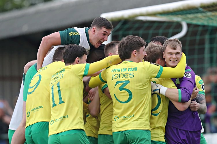 CAERNARFON, GWYNEDD, WALES - 11th MAY 2025 - Caernarfon celebrates winning the penalty shootout after Caernarfon Town vs Cardiff Metropolitan University FC in the JD Cymru Premier European Play-Offs Semi Final at The Oval, Caernarfon (Pic by Sam Eaden/FAW)
