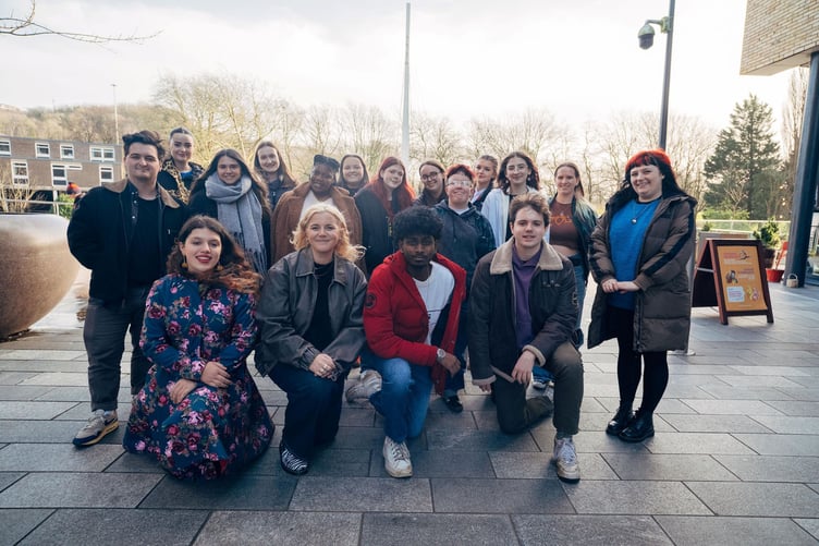 Myfyrwyr Coleg y Cymoedd Students gyda Katie Hall o'r band Chroma