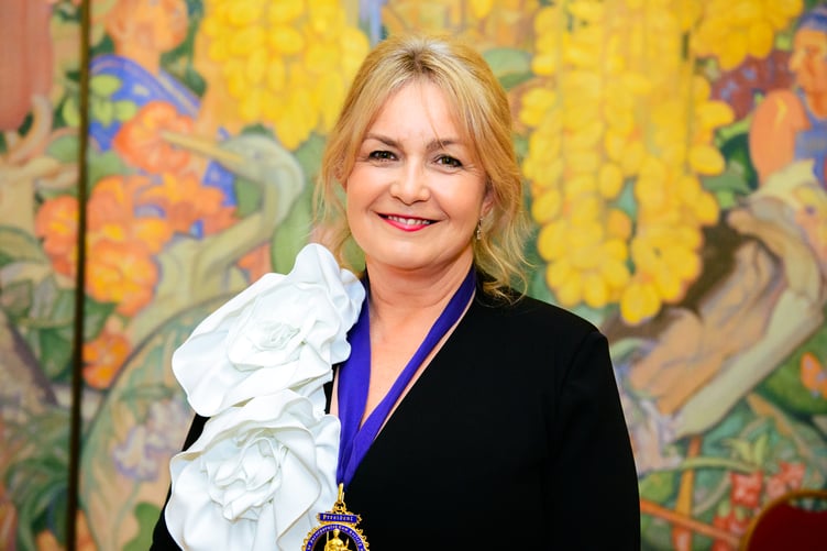 Cyfarwyddwr a chydlynydd y Gymraeg gyda chyfreithwyr JCP, Meinir Davies