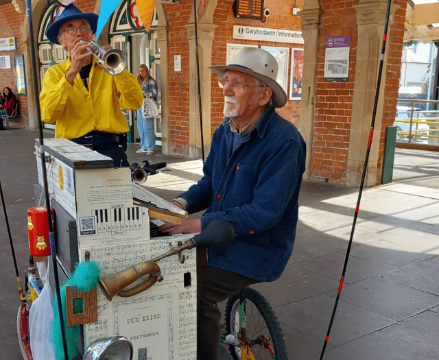 Machynlleth duo entertain Aberystwyth with piano bike performance