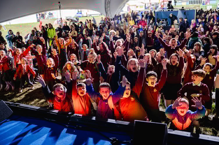 Dathlu yn yr eisteddfod