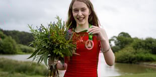 Lleucu yn ennill Medal Gelf, Dylunio a Thechnoleg Eisteddfod yr Urdd