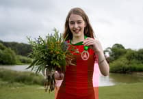 Lleucu yn ennill Medal Gelf, Dylunio a Thechnoleg Eisteddfod yr Urdd