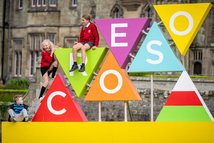 Mae’r Urdd yn dathlu siaradwyr Cymraeg newydd ar faes yr ŵyl heddiw