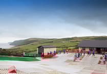 Yr Urdd i gynnig gwyliau haf i 500 o blant a phobl ifanc difreintiedig yn 2025