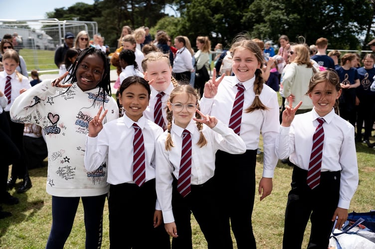 Eleni mae’r Urdd wedi dathlu torri record o gofrestriadau i gystadlu