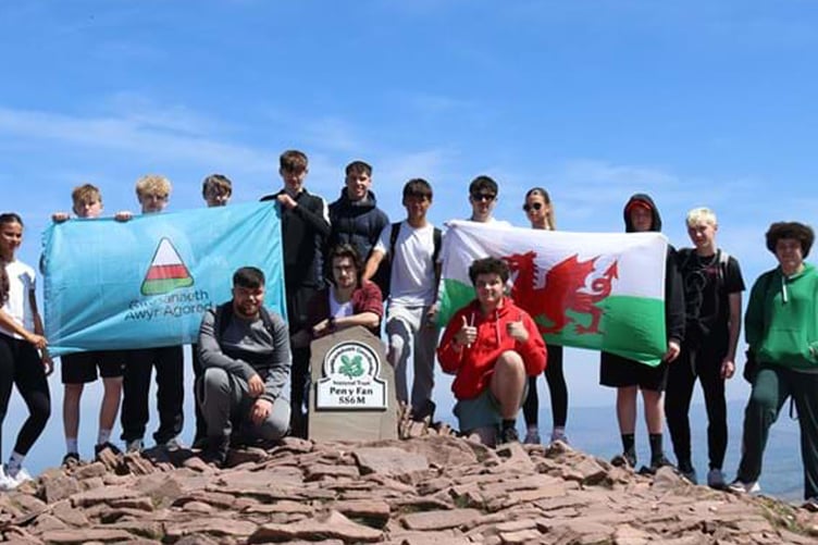 Mae'r prosiect yn bartneriaeth rhwng yr Urdd a’r Ganolfan Dysgu Cymraeg Genedlaethol