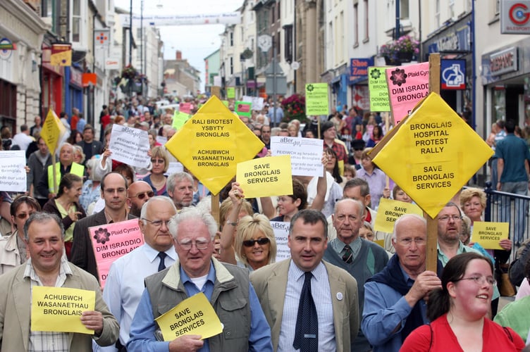 Photo Code DPJ13J64 Photo Arwyn Parry Jones 13July06 Ref Partick; Bronglais Hospital Protest Rally Starting @ Aber Castle Gorsedd Site - Terminating @ the New Penglais Entrance of Bronglais Hospital... Crowd Pic of Protestors.... Great Darkgate Street...