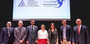 Cydweithio i roi hwb i’r Gymraeg yn Sir Gâr
