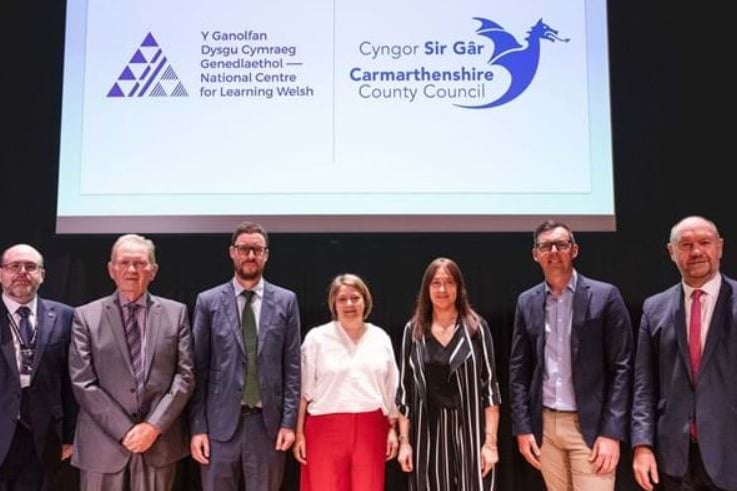 Mae partneriaeth newydd wedi cael ei chreu rhwng Cyngor Sir Gâr a’r Ganolfan Dysgu Cymraeg Genedlaethol