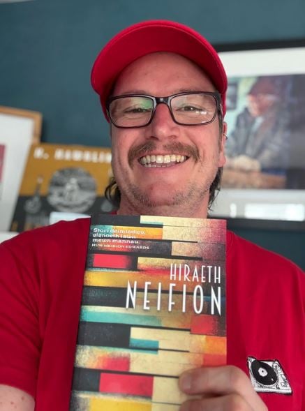 Simon Chandler a'i lyfr newydd Hiraeth Neifion